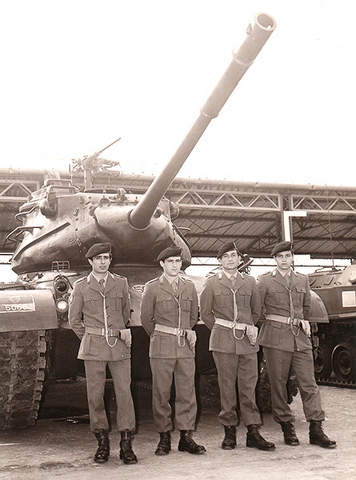 Il sergente Montesano (primo a sinistra) con alcuni commilitoni del 60° COBAR di Altamura.